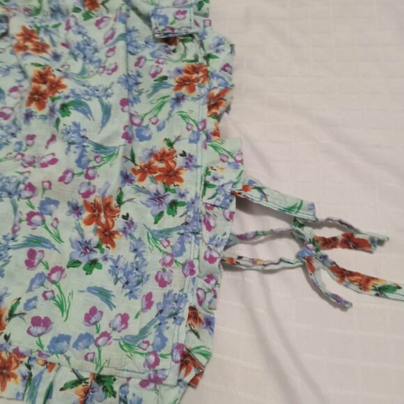 Chic floral cotton tank top apron with handmade cross ties at the back - Picture 2 of 5